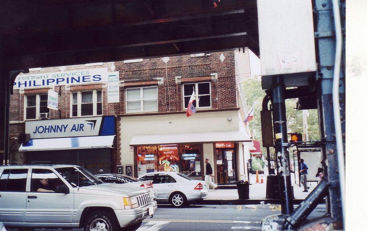 1200px-KrystalCafe_JohnnyAirCargo_WoodsideQueensNY_Commons